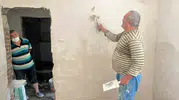 Isparta'da bir ailenin ev tadilatı belediye eliyle tamamlanıyor