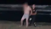 Kumbağ sahilinde fırtınaya karşı alkollü inat