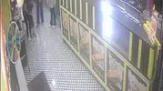 Restoran sahibi küçük çocuğu Heimlich manevrasıyla hayata döndürdü