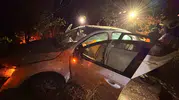 Gece yarısı dehşeti: Kontrolden çıkan araç refüje uçtu