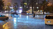 Adana'da sıcak havayı bir saatlik sağanak kesti