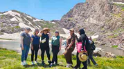 Hakkari’nin 3 bin 400 metre zirvesinde masmavi bir gün