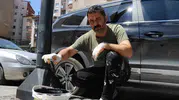 Sivaslı boyacı paslı sokak direklerini kendi imkanlarıyla yeniledi