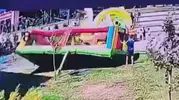 Çekmeköy'de rüzgarın uçurduğu oyun parkı çocukları yaraladı