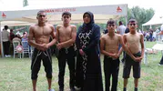 Erzurum er meydanında dört kardeş ve gururlu bir anne