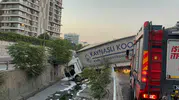 Esenler’de tır sürücüsü direksiyon hakimiyetini kaybedip dereye uçtu