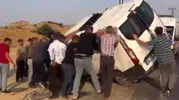 Kozluk yolunda kaza geçiren minibüs yan yattı
