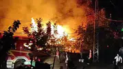Denizli’de gece yarısı çıkan yangın iki evi yok etti