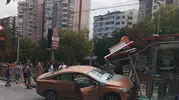 Saniyelerle gelen mucize: Tramvay durağında dehşet anları kamerada
