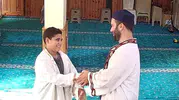 İmam, şortla gelen çocuğu kendi cübbesiyle namaza aldı