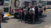 Minibüs motosiklete çarptı, sürücü yaralı