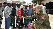 Somali’deki yetim çocuklara Türk askerinden destek eli