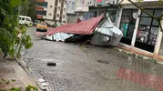 Şavşat'ta dehşet anları: Fırtına çatıyı uçurdu, park halindeki araç hurdaya döndü