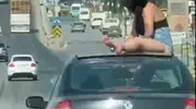 Salihli'de seyir halindeki otomobilin üzerine çıkan iki kişi yakalandı