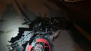 İnegöl'de gece yarısı dehşet Motosiklet sürücüsü önce refüje çarptı, sonra otomobilin altında kaldı