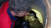 Zonguldak'ta rögara sıkışan yavru kedi bir saatlik uğraşla kurtarıldı