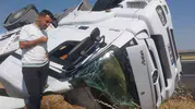 Siverek yolunda direksiyon hakimiyetini kaybeden tır şarampole devrildi