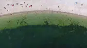 Deniz kirliliği uyarısına rağmen Yeşilköy'de çocuklar suya giriyor