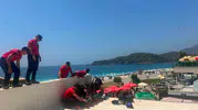 Fethiye'de yamaç paraşütü kazası sonrası çatıdan kurtarma operasyonu