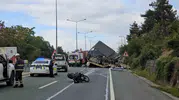 Kirkilli'de katot yüklü tır dehşet saçtı Motosikletli ve sürücü can verdi