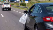 Trafikte aynaya asılan poşetlerin şaşırtan sırrı: Sessiz işaret dili