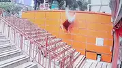 Isparta’da duvar üzerinde uyuyan kişi merdivenlere çakıldı