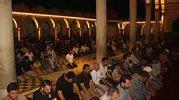Şanlıurfa'da kandil gecesi camiler doldu, avlulara hasır serildi