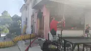 Kartepe’de yanan evden geriye kalan tek şey bayrak oldu