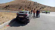 Ortalık savaş alanına döndü: İki otomobil çarpıştı, 8 kişi hastanelik oldu