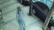 Kadın kılığında hırsızlık yaptı, mahalleli yakalattı