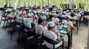 Fındık hasadına gelen çocuklar bu yaz hem ders gördü hem denizi gördü
