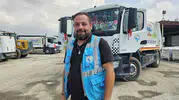 Hatay'da bir belediye şoförü Çöp kamyonuyla çocuklara umut taşıyor