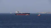 Boğaz’da dümeni kilitlenen dev tanker demir sahasına çekildi