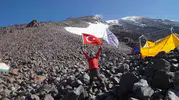 Ağrı Dağı'nın dondurucu soğuğunda Demirci ruhu: 4 bin 200 metrede şanlı bayrak