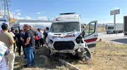 Kemallı Kavşağı'nda ambulans ile cip çarpıştı, 5 kişi yaralandı
