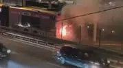 Kağıthane'de metrobüs seferleri kabusa döndü: Seyir halindeki araç alevlere teslim oldu