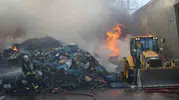 Gebze’de geri dönüşüm deposu yandı trafik kilitlendi