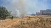 Okul ve sağlık ocağı arasında yangın paniği, itfaiye büyümeden söndürdü