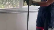 Pencere arasına sıkışan yılanı itfaiye kurtardı