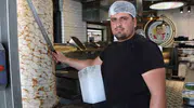 Adana'da döner ustasından sıcaklara karşı buz taktiği