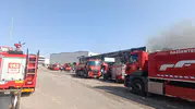 Elyaf fabrikasında gece yarısı yangın, 2 işçi dumandan etkilendi