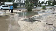 Adıyaman’da su borusu patladı yol çöktü