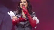 Ebru Gündeş yüzündeki büyük değişimle sosyal medyayı ikiye böldü