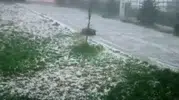 Akyaka'da yaz ortasında kış manzarası Dolu yağışı cadde ve sokakları beyaza bürüdü