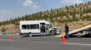Çevre Yolu'nda servis minibüsü TIR'a çarptı: 7 yaralı