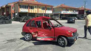 Burdur'da kamyonetle çarpışan otomobil kağıt gibi ezildi