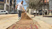 İzmir Bayraklı'da yollara serilen halılar isyanın simgesi oldu