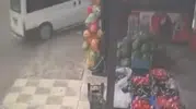 Elazığ’da bir minibüs kontrolden çıkıp evin bahçesine uçtu