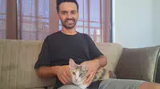 Antalya’da balkondan sarkan plaj çantasıyla kedi kurtarma operasyonu