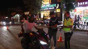 Gece yarısı cadde kapandı, polis her aracı tek tek durdurdu